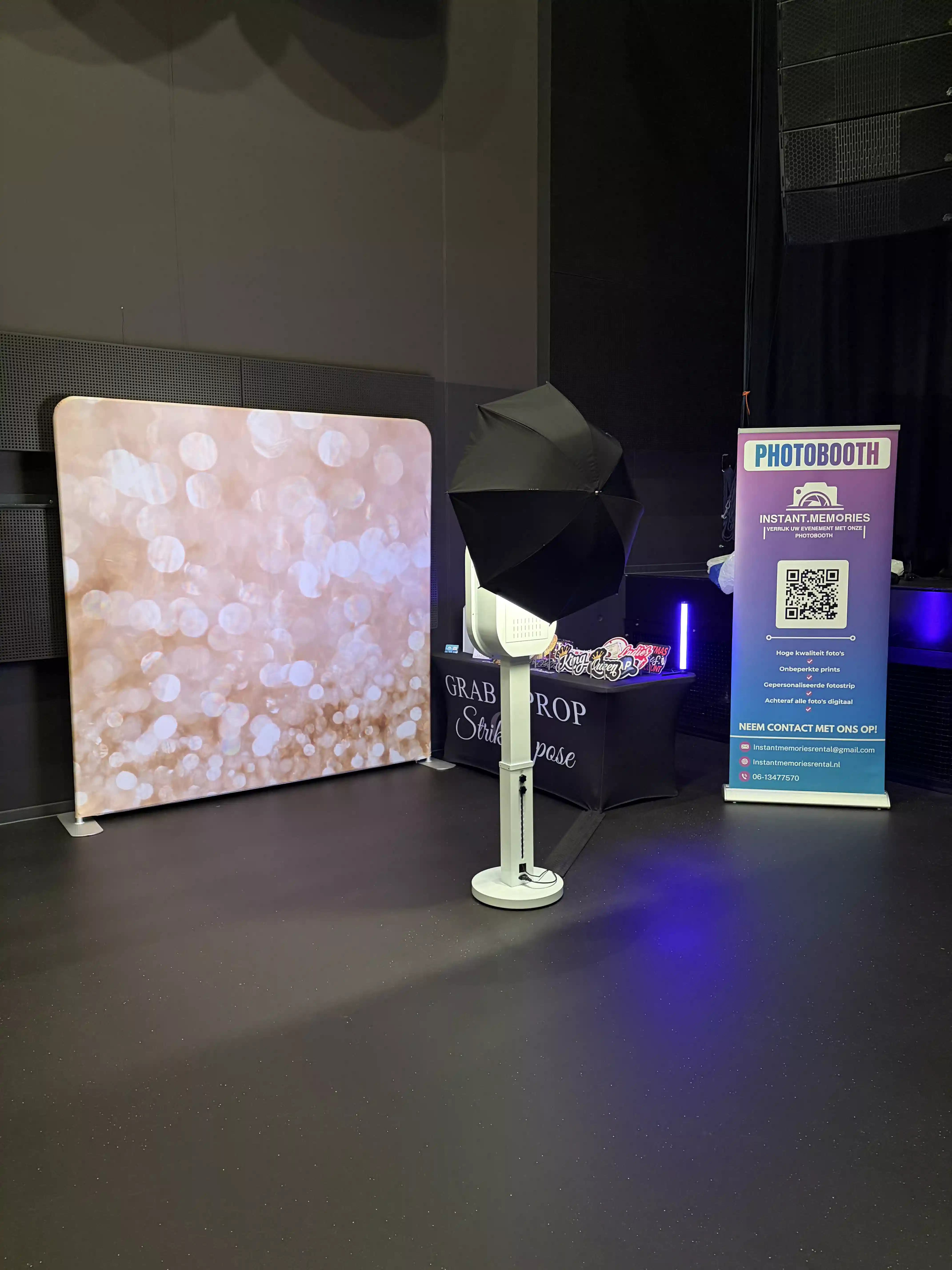 Gasten genieten van een stijlvolle photobooth ervaring tijdens een evenement