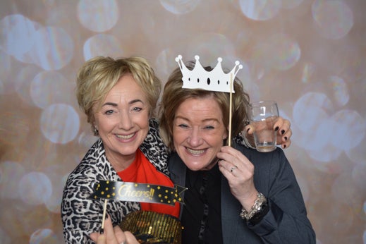 Twee vrouwen met props en kroon