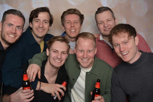 Groep vrienden geniet van het feest